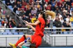 包含争夺冠军女足比赛场面观众情绪高涨的词条