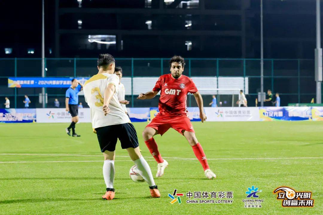 比赛中球队踢出高难度配合，掀起观赏热潮