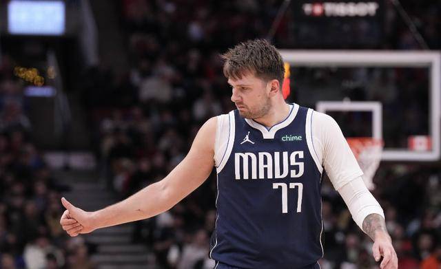 东契奇赛后谦逊发言登热搜,波尔图横扫费城76人引发热议 东契奇赛后谦逊发言登热搜,波尔图横扫费城76人引发热议