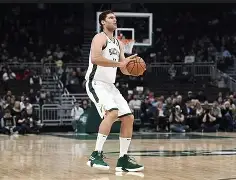  明日年终总决赛焦点战！密尔沃基雄鹿迎战费城76人，小胜或上演